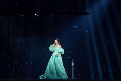 梁靜茹首認愛總裁男友！甜蜜日常曝光 日傳愛心圖，羞到趴桌